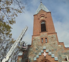 Uszkodzony dach na kościele